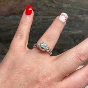 10 K gold engagement ring, very nice elegant